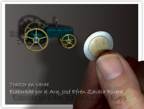 Tractor elaborado con pedacearía de madera y cinco engranes de reloj, para mejor apreciación del tamaño, se compara con la moneda sostenida en los dedos de la mano. - 23 Jan 2009