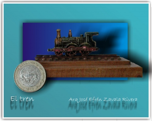 Tren de madera sobre vías, su dimensión se puede imaginar por la escala de la moneda que se encuentra recargada en su base - 23 Jan 2009